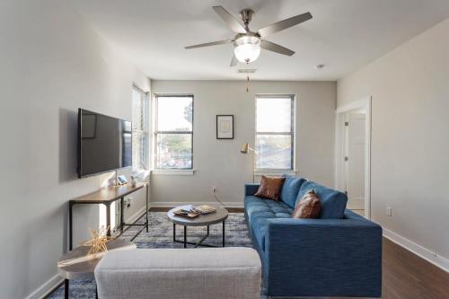CozySuites Music Row Stylish 2BR-free parking 29 in Nashville, USA
