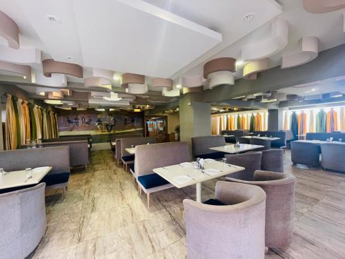 مطعم, Home2 Renaissance Club in أنديرى ويست