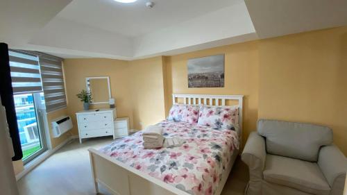 Two Bedroom with Balcony by The Bali Corner at Azure North , POOL and BEACH VIEW - unit with Bathtub, San Fernando (Foto 6)