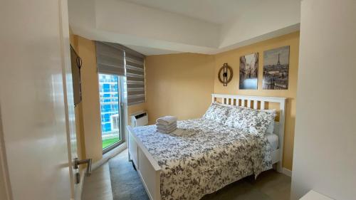 Two Bedroom with Balcony by The Bali Corner at Azure North , POOL and BEACH VIEW - unit with Bathtub, San Fernando (Foto 3)