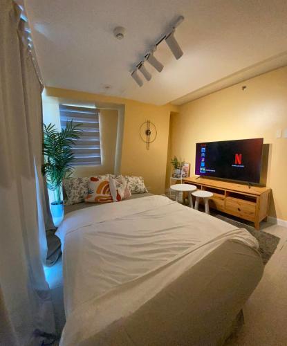 Two Bedroom with Balcony by The Bali Corner at Azure North , POOL and BEACH VIEW - unit with Bathtub, San Fernando (Foto 5)
