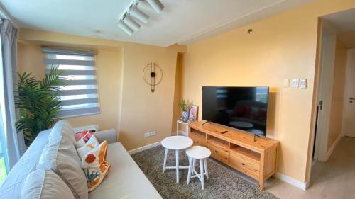 Two Bedroom with Balcony by The Bali Corner at Azure North , POOL and BEACH VIEW - unit with Bathtub, San Fernando (Foto 8)