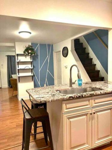 Mt Holly Home With Playground Grill Basketball, free cancel in Mount Holly, USA