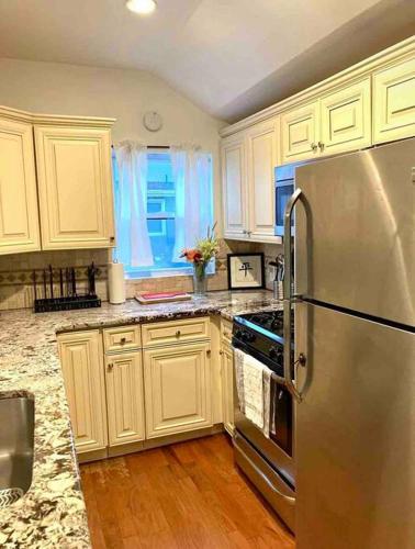 Mt Holly Home With Playground Grill Basketball, free cancel in Mount Holly, USA