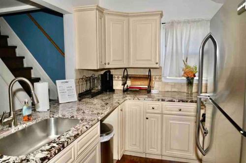 Mt Holly Home With Playground Grill Basketball, free cancel in Mount Holly, USA