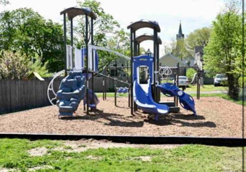 Mt Holly Home With Playground Grill Basketball, free cancel in Mount Holly, USA