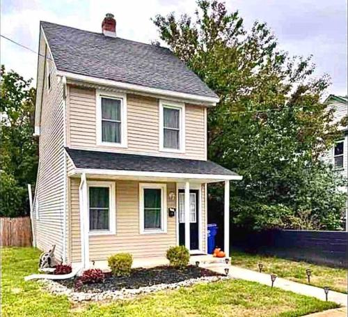 Mt Holly Home With Playground Grill Basketball, free cancel in Mount Holly, USA