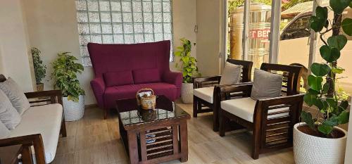 Discover the charm of this homely villa just a stone's throw from the beach photo 2