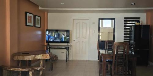 Discover the charm of this homely villa just a stone's throw from the beach photo 3