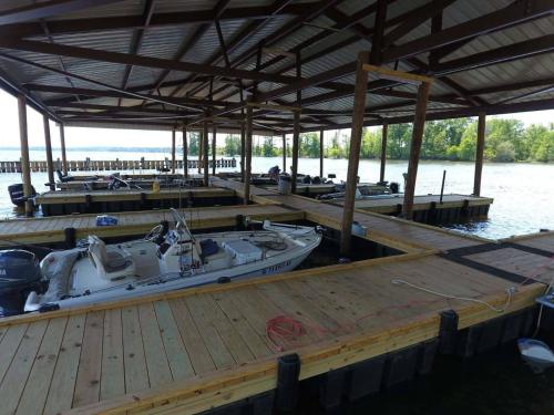 Holly Park Marina in Milam, USA