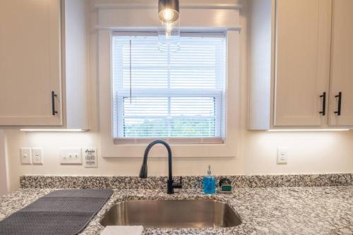 Cozy Townhouse Close to Downtown in Clarksville, USA