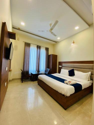 Hotel Woodcrest Zirakpur - Real Meaning of Comfort