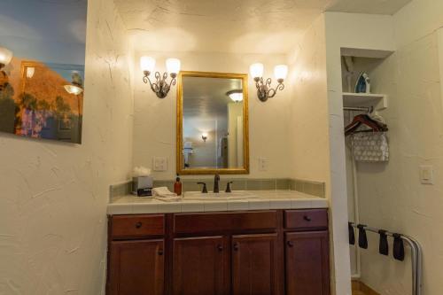 Old Ranch Inn - Adults Only 21 & Up Room Type - King Suite