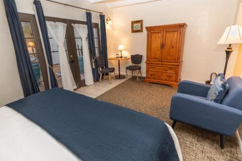 Queen Suite with Pool View image 10