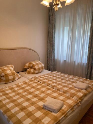 2 queen beds, 1 sofa bed