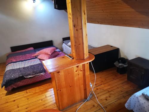 1 queen bed, 2 twin beds