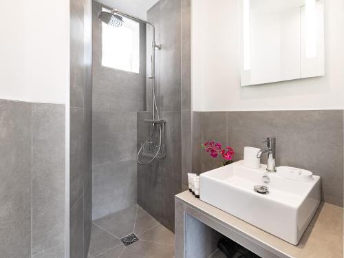Luxury 2 Bedrooms Le Louvre I by Livinparis - image 2