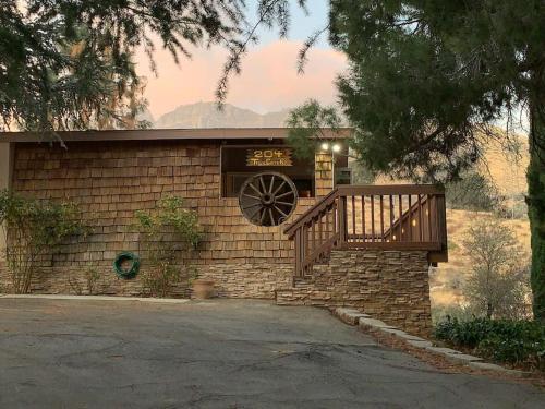 Tillie Creek Retreat: a Creekside Oasis