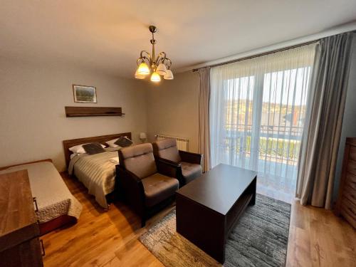1 queen bed, 1 twin bed