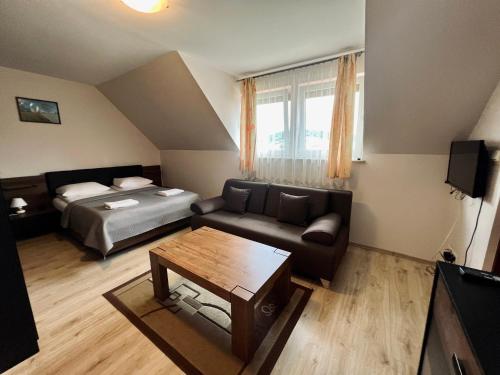 1 queen bed, 1 sofa bed