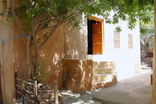 Misfah Old House - Tap to explore photos