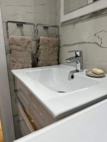 One-Bedroom Apartment image 5