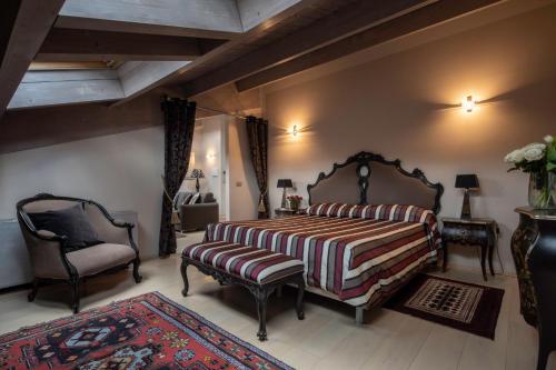 1 queen bed, 2 sofa beds