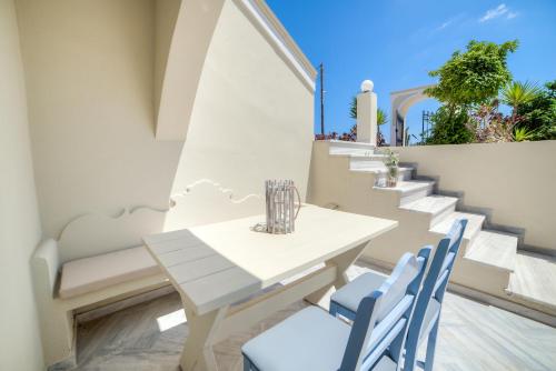 المرافق, مونوليثيا (Monolithia) in مونوليثوس