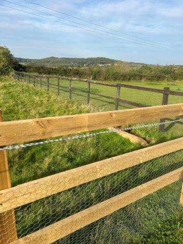 Cotswold shepherd hut with hot tub and sauna Dog friendly