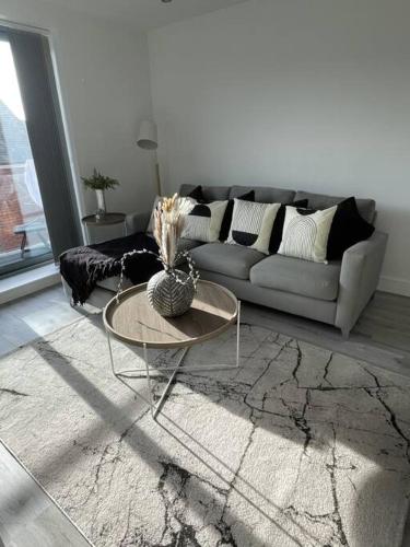 Luxury Spring Stays Lichfield City Centre 2 Bedroom Apartment With Free Secure Parking - Lichfield