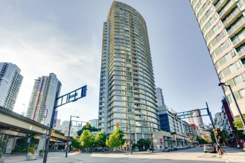 Heart of Downtown 1 bd Entire Condo - Pool, Gym, Parking, Office, AC in Vancouver, Canada