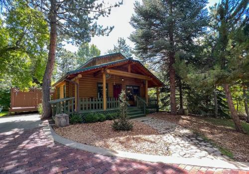 Cozy Forest Cottage at La Caille