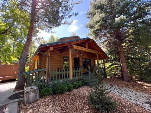 Cozy Forest Cottage at La Caille