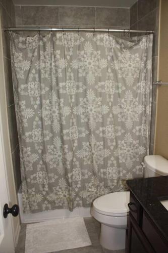 4 Bedroom - Luxury Home and Bedding -Sleeps 9 in Humble, USA
