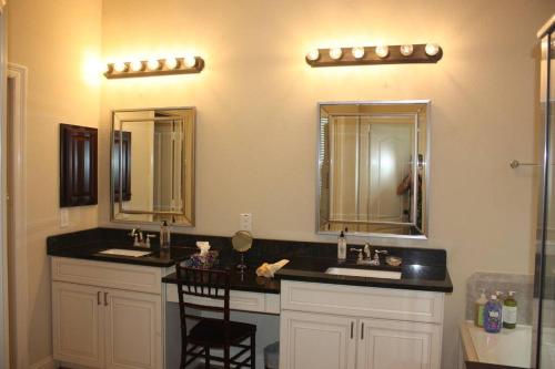 4 Bedroom - Luxury Home and Bedding -Sleeps 9 in Humble, USA