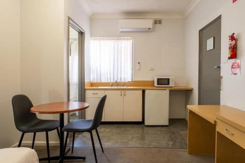 ห้องครัว, โมเต็ลพอร์ทอโลฮา  (Port Aloha Motel) in พอร์ทแม็กคัวเรีย