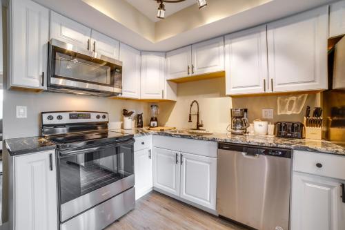 Renovated Munster Condo - 15 Mi to Lake Michigan! in Munster, USA