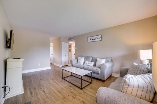 Renovated Munster Condo - 15 Mi to Lake Michigan! in Munster, USA