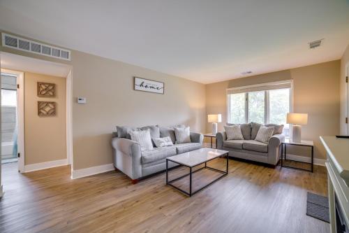 Renovated Munster Condo - 15 Mi to Lake Michigan! in Munster, USA