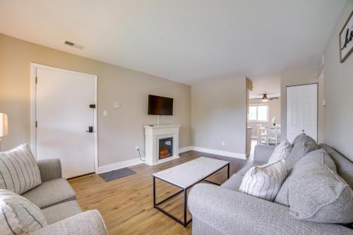 Renovated Munster Condo - 15 Mi to Lake Michigan! in Munster, USA