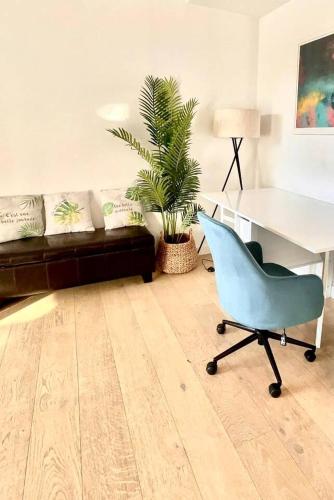 Heart of Richmond Hideaway with Spacious Balcony