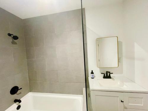 Modern Gem 2 miles from Sofi in Los Angeles, USA