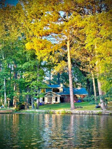 Super Spacious, Pet Friendly, 4bd 3bth Relaxing Getaway on Lake Hamilton in Hot Springs, USA