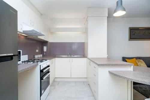 'Zen Boutique' A Well-connected Studio with Parking - image 9