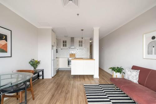 'Georgina' Mid-Century Modern Poolside Stay - image 5