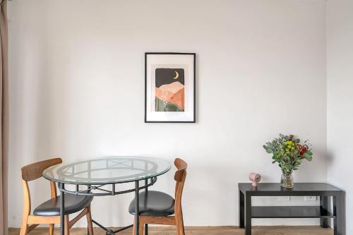 'Georgina' Mid-Century Modern Poolside Stay - image 4
