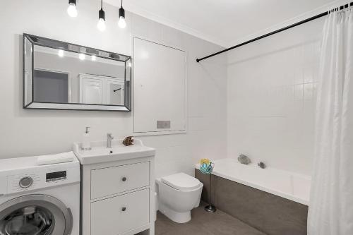 'Georgina' Mid-Century Modern Poolside Stay - image 12