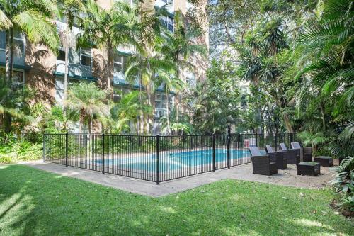 Central and Secluded - Potts Point Paradise with Pool - image 2
