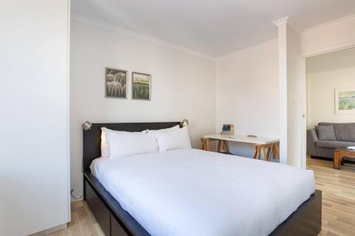 Central and Secluded - Potts Point Paradise with Pool - image 7