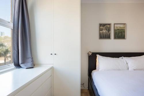 Central and Secluded - Potts Point Paradise with Pool - image 9